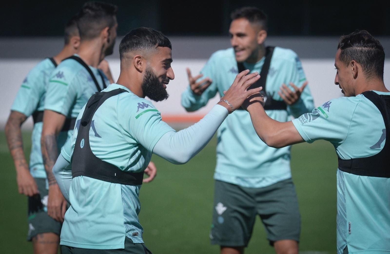 Fekir bromea con Guardado en el entrenamiento.