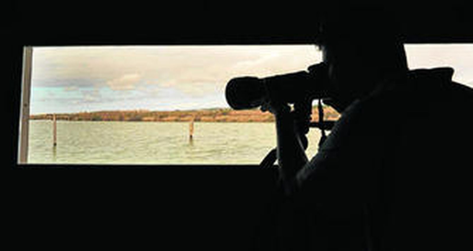 La ubicación del escondite, al borde del agua, ha sido cuidadosamente seleccionada durante meses.