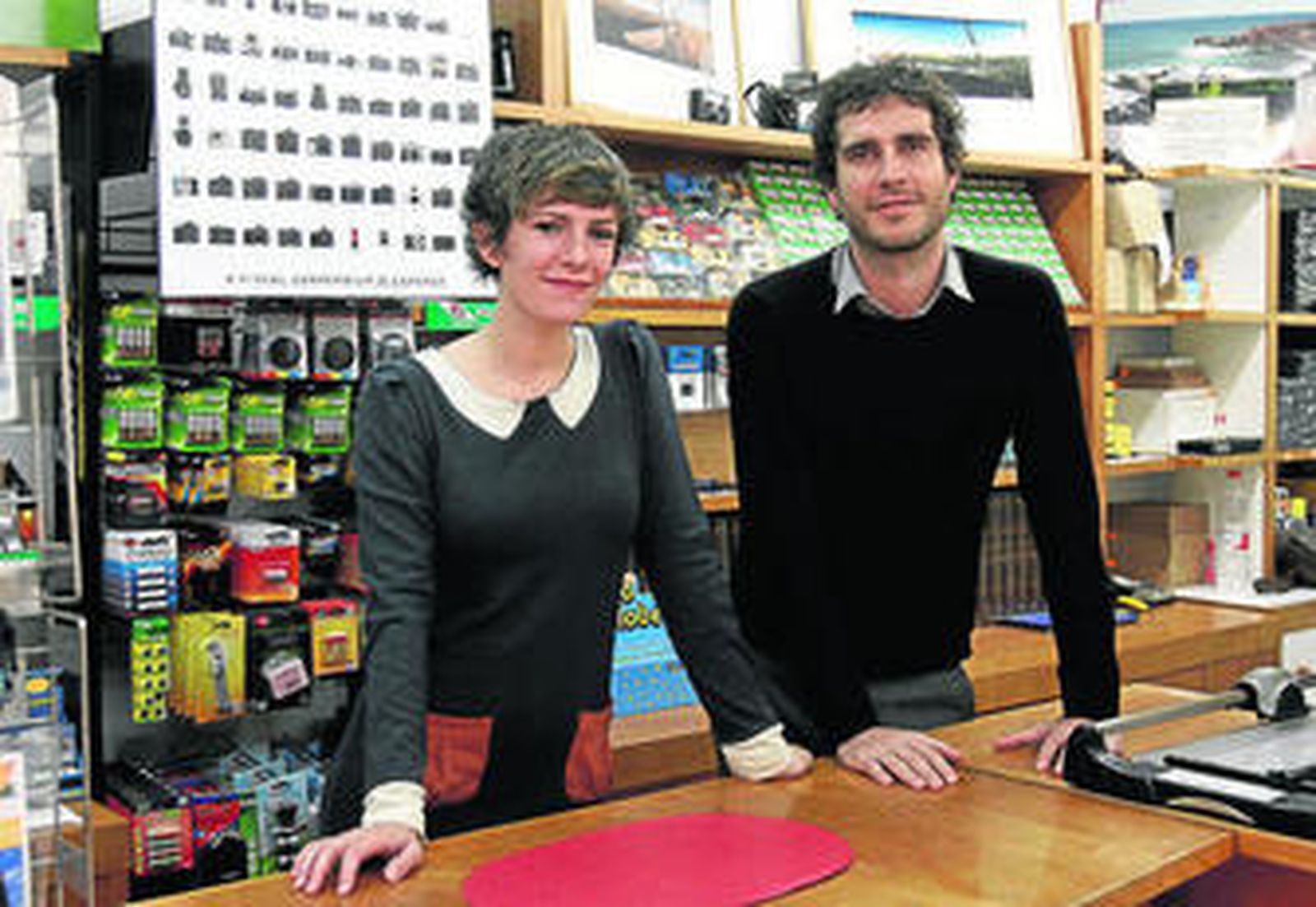 1. Los hermanos Candela y Manuel Salvador Menéndez, en su tienda de la calle Asunción. 2. Dos de las cámaras fotográficas que se exhiben en la muestra.