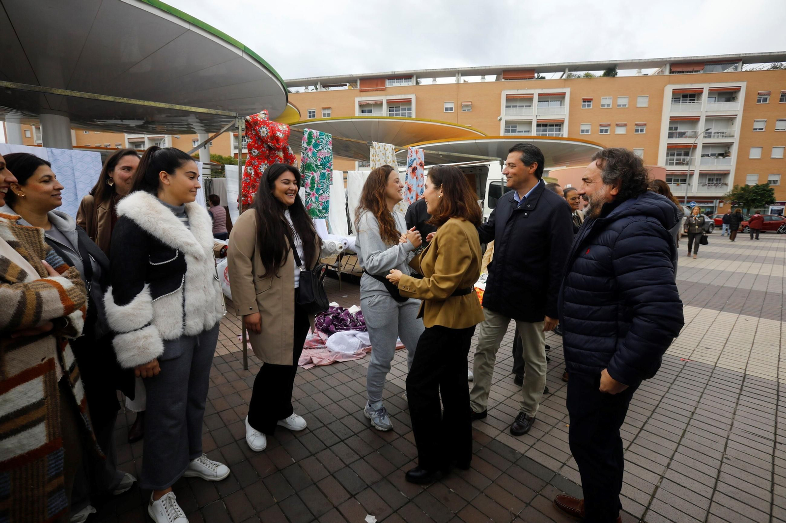 Rocío Blanco y José María Bellido visitan el mercadillo de las Setas