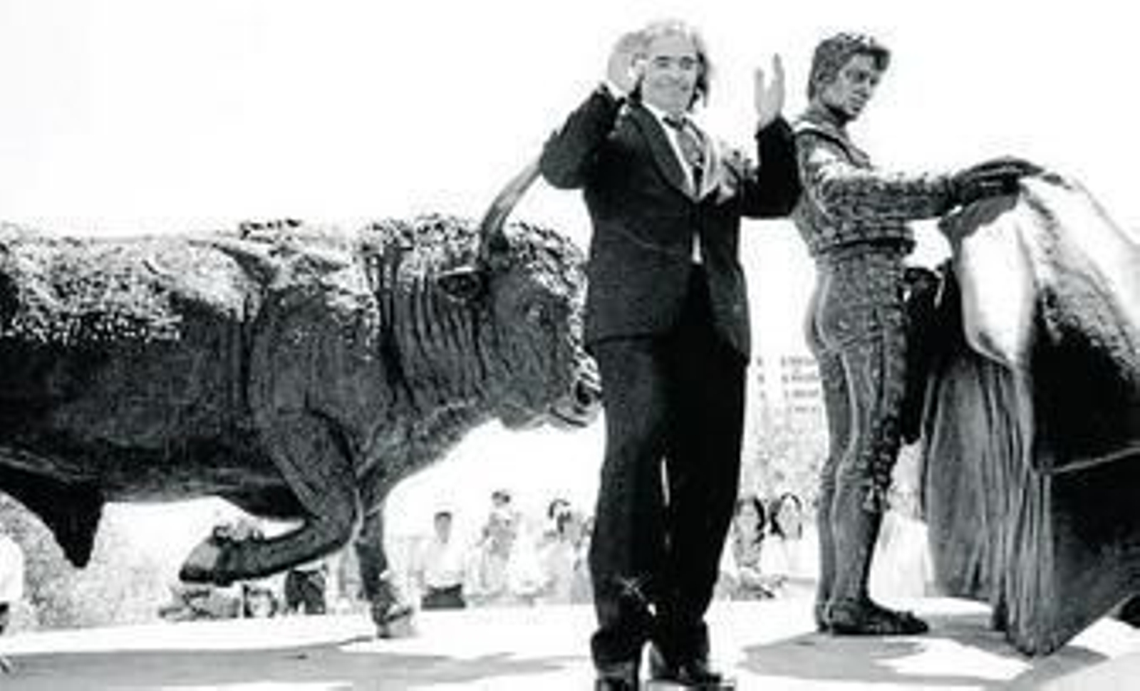 Miguel Mateo 'Miguelín' junto al monumento dedicado a su figura en la entrada de la plaza de toros Las Palomas de Algeciras.