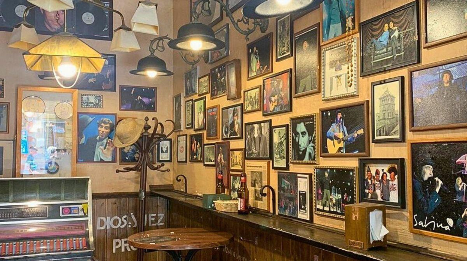 Interior de la Taberna Calle Melancolía con recuerdos del artista ubetense.