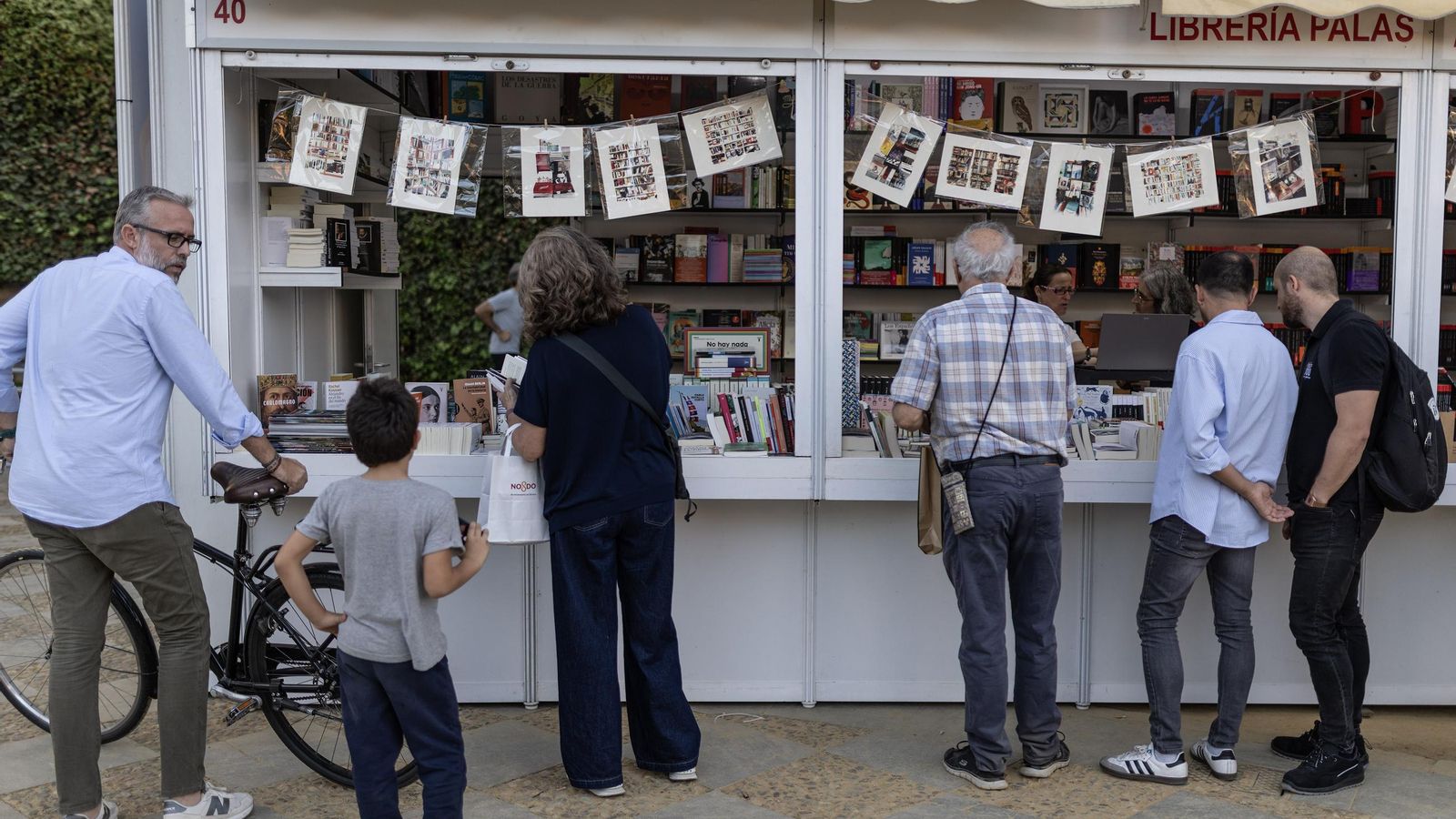 Lectores en la caseta de la Librería Palas.
