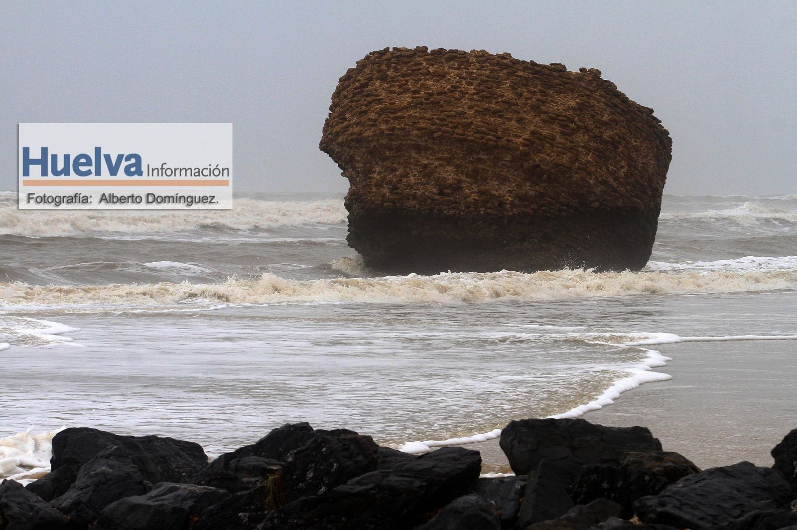 Imágenes del temporal de viento y lluvia en la playa de Matalascañas