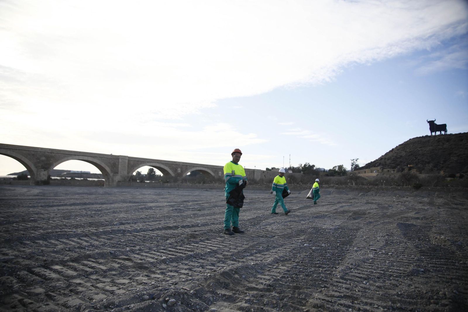 Las imágenes de la visita las obras de restauración hidrogeomorfológica y de naturalización del cauce del río Andarax, en Rioja