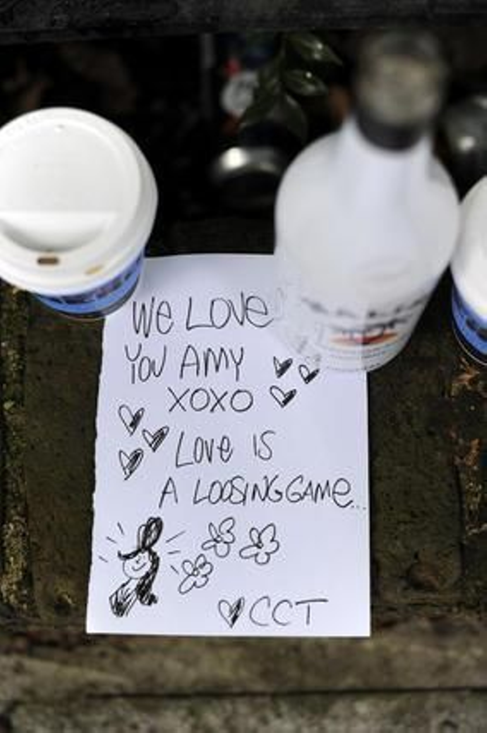 Numerosos fans y conocidos de la artistas, se han desplazado hasta su domicilio para mostrar su dolor. 

Foto: AFP