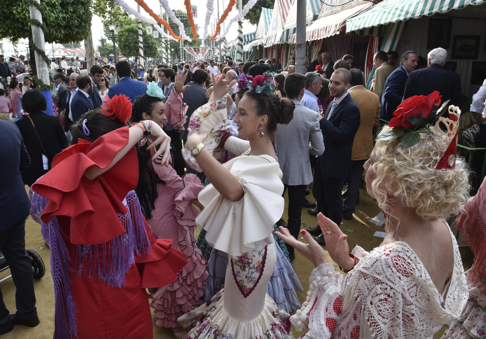 Ambiente en una calle del real durante la pasada Feria.