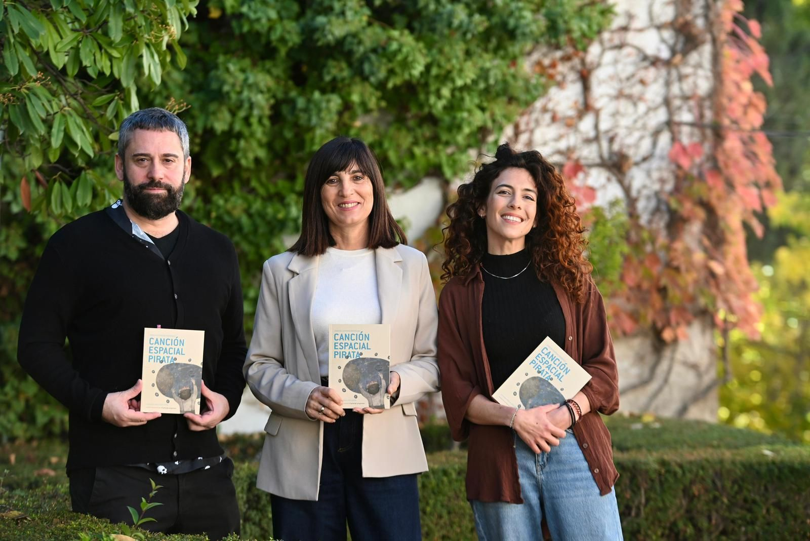La diputada de cultura, en el centro, junto a Joaquín Carmona y Ángela López, ganadores de la pasada edición.