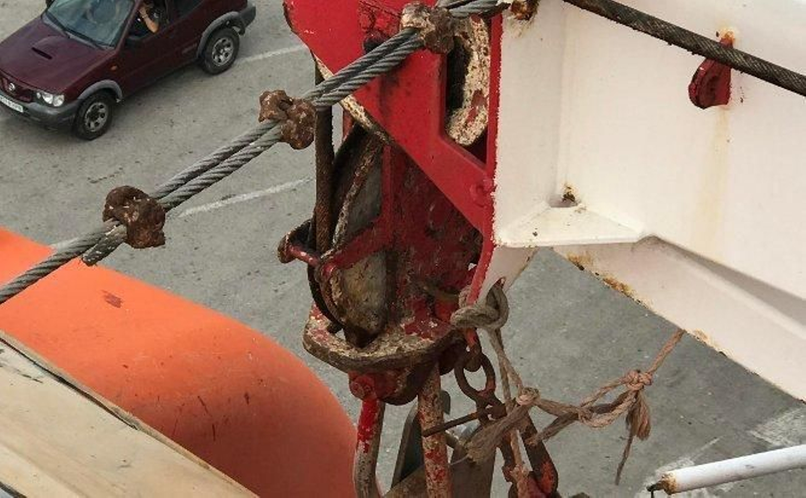 Polea con óxido en el sistema de elevación de los botes de salvamento.