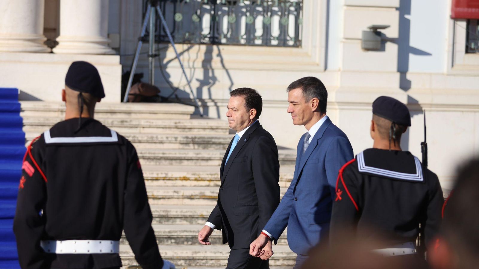 E primer ministro portugués, Luis Montenegro, y el presidente del Gobierno de España, Pedro Sánchez´, este miércoles en Faro.