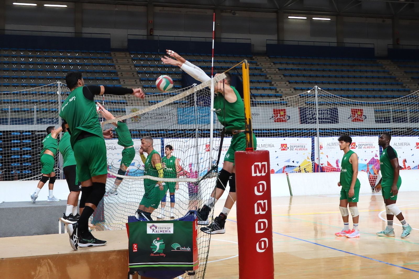 El equipo almeriense se ejercita en el Moisés Ruiz