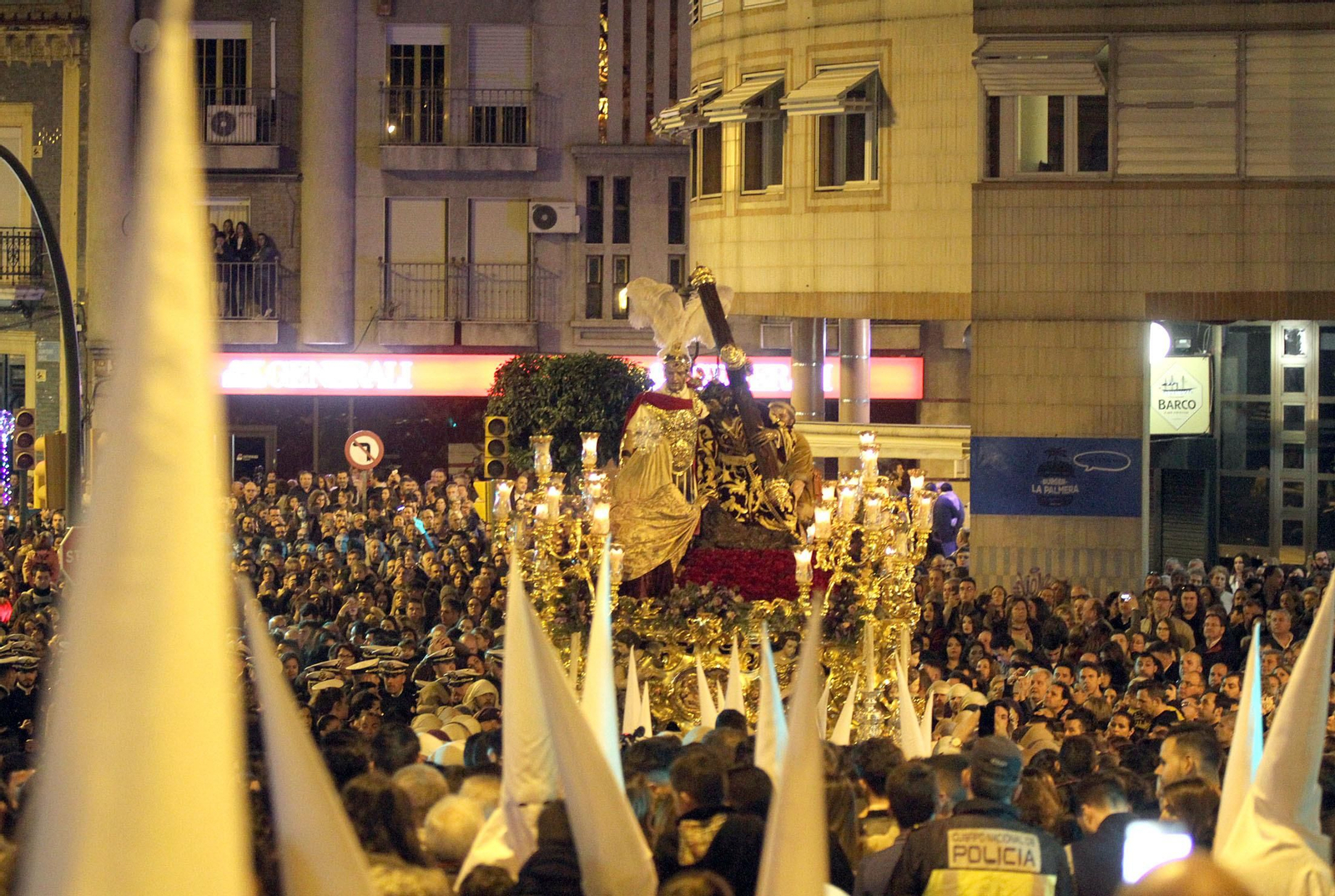 Imágenes de la subida del Cristo de las Tres Caídas