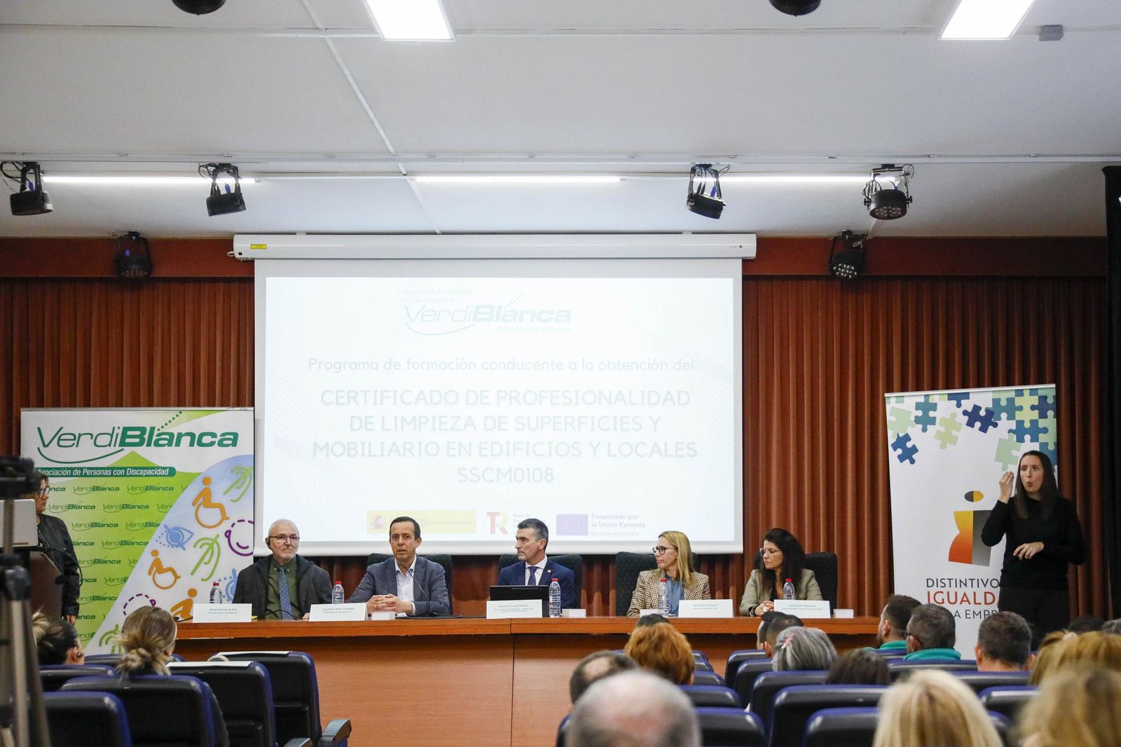 Imágenes de la enterga de certificado de profesionalidad de limpieza de superficies y mobiliarios de VerdiBlanca en la Universidad de Almería