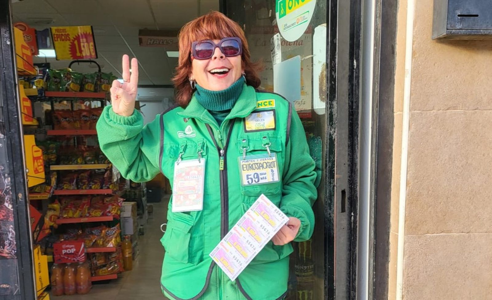 María Angeles González feliz tras repartir el premio.