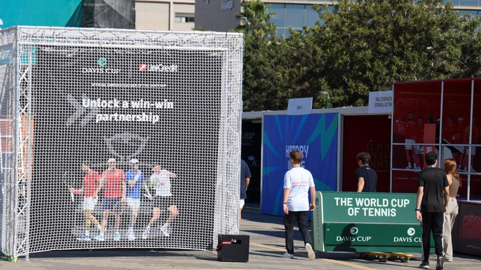 La pancarta de homenaje a Rafa Nadal en el Ciudad de Málaga, en imágenes