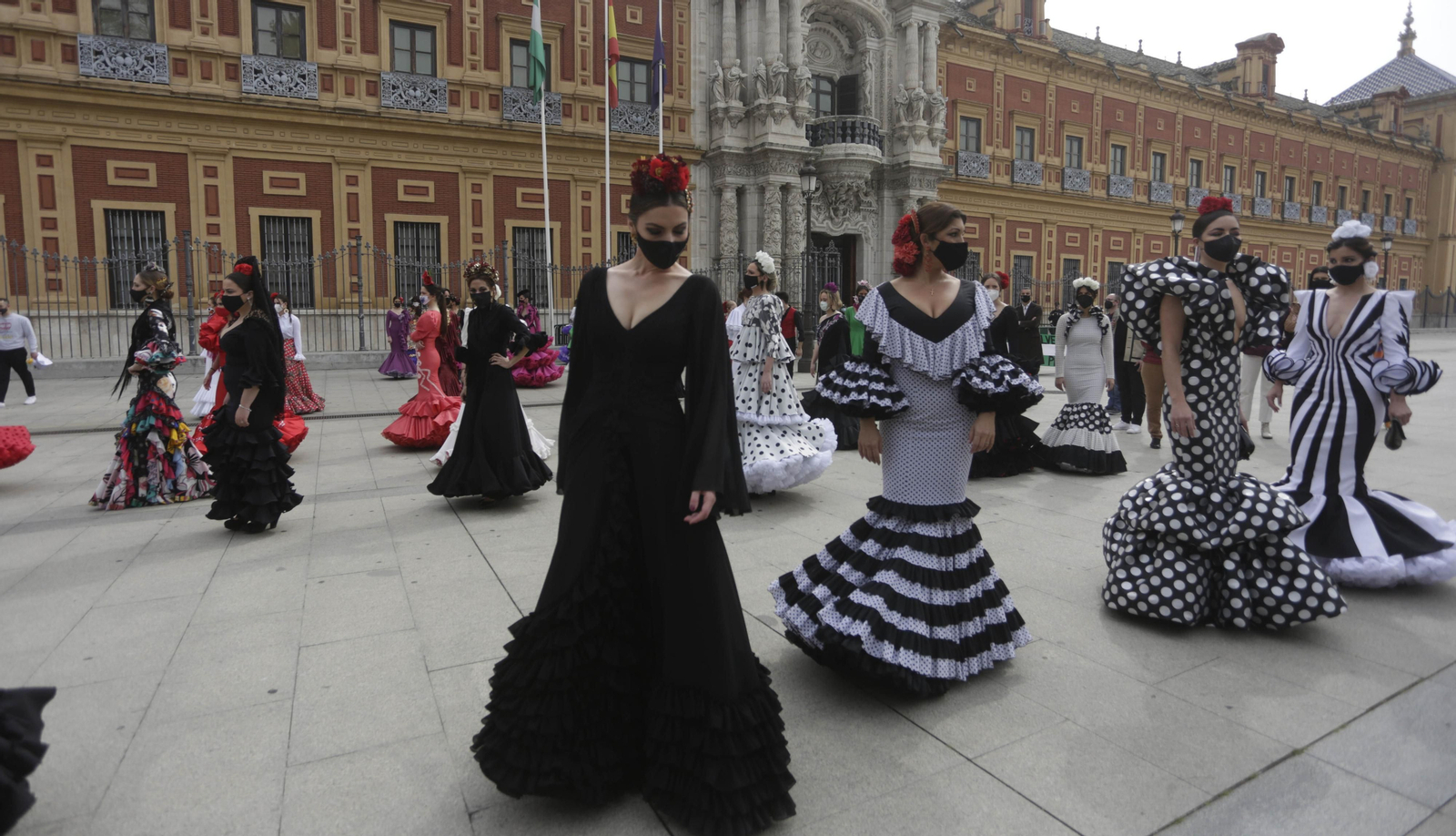 Las imágenes de la manifestación del sector de la moda flamenca