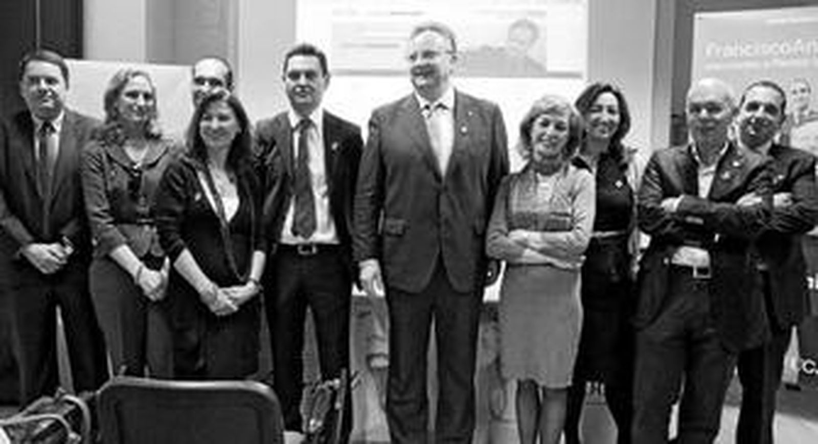 Francisco Antonio Macías posó ayer con los miembros de su equipo de trabajo.