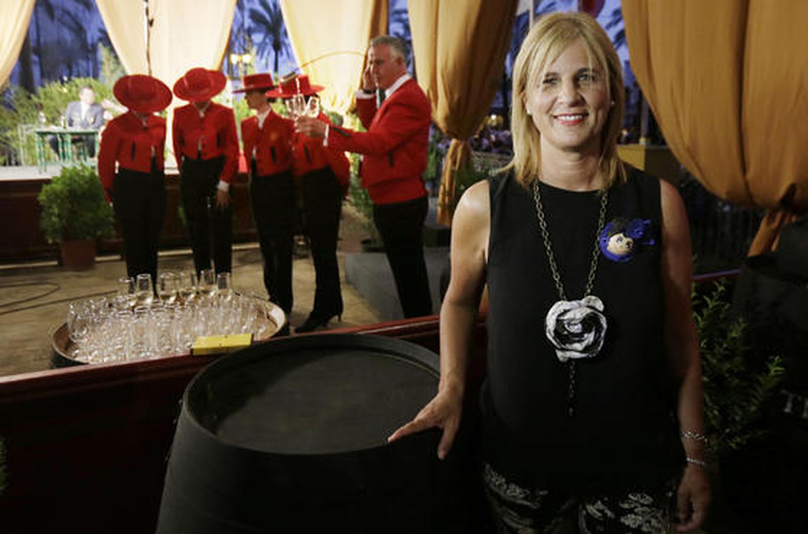 La alcaldesa de Jerez posa ayer antes de la ceremonia de la inauguración del alumbrado en la Caseta Municipal.

Foto: Miguel Angel Gonzalez