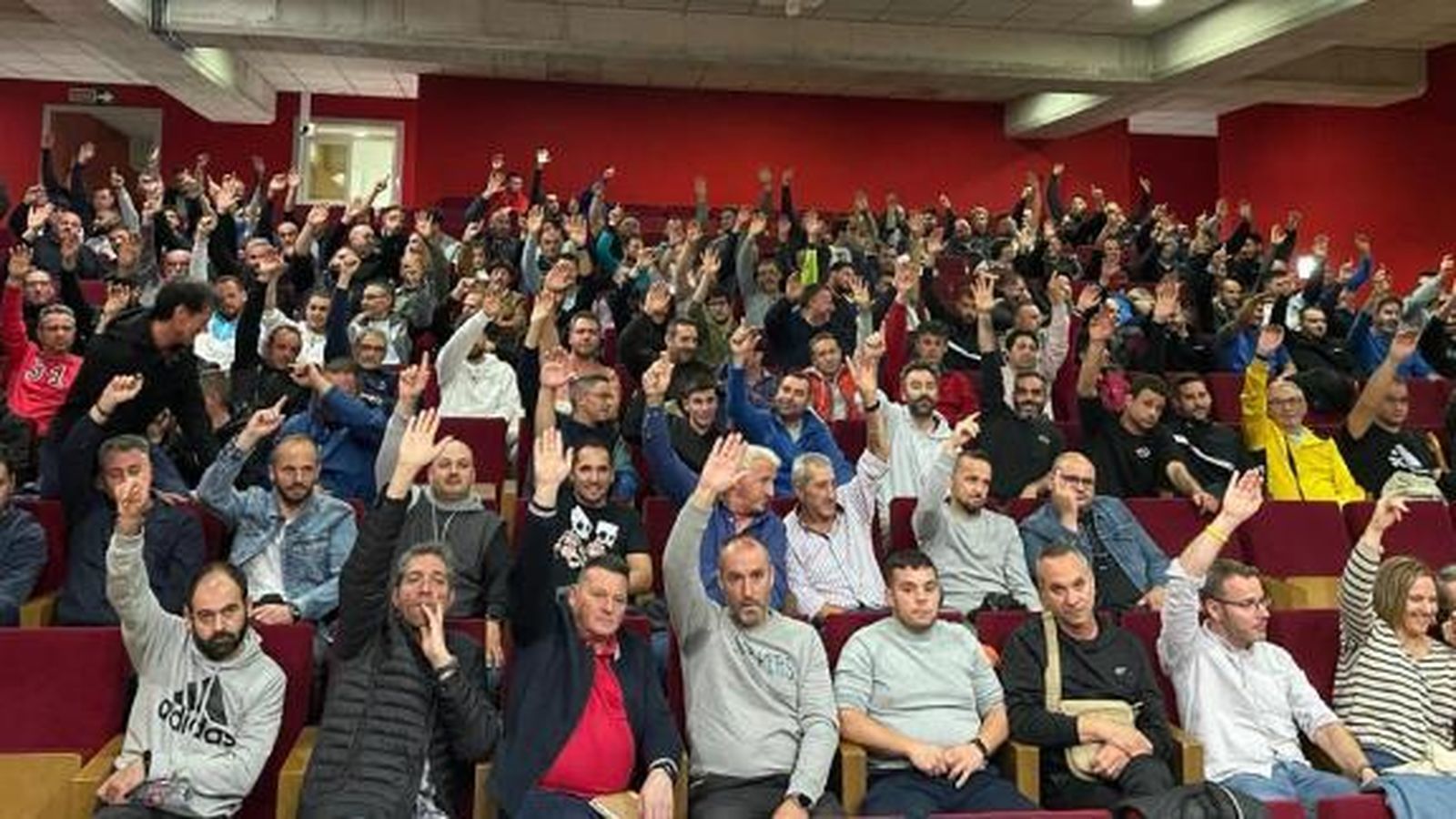 Momento en el que se vota para ratificar la huelga