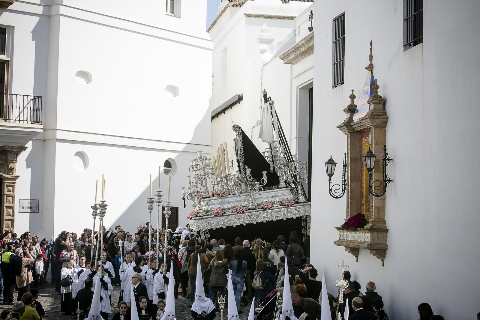 La Virgen de la Soledad, saliendo a la calle desde la parroquia de Santa Cruz.