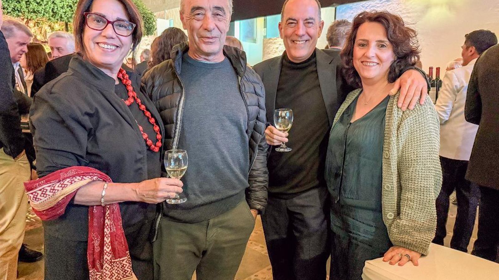 Maru Redondo, el galerista Jack Neilson, el ilustrador Arturo Redondo y Toñi Molano, durante la inauguración de la exposición en Arequipa.