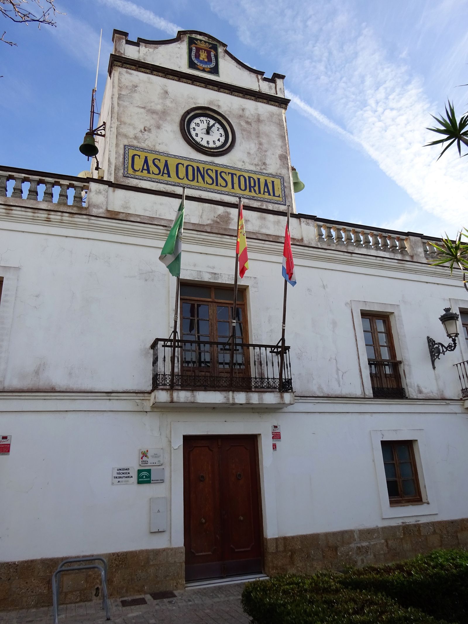 La Casa Consistorial se ubica desde 1884 en la plaza de Santa María, junto a la antigua iglesia y el castillo de Guzmán el Bueno.