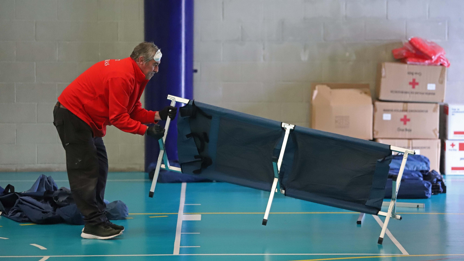 Montaje del albergue de emergencia en El Saladillo