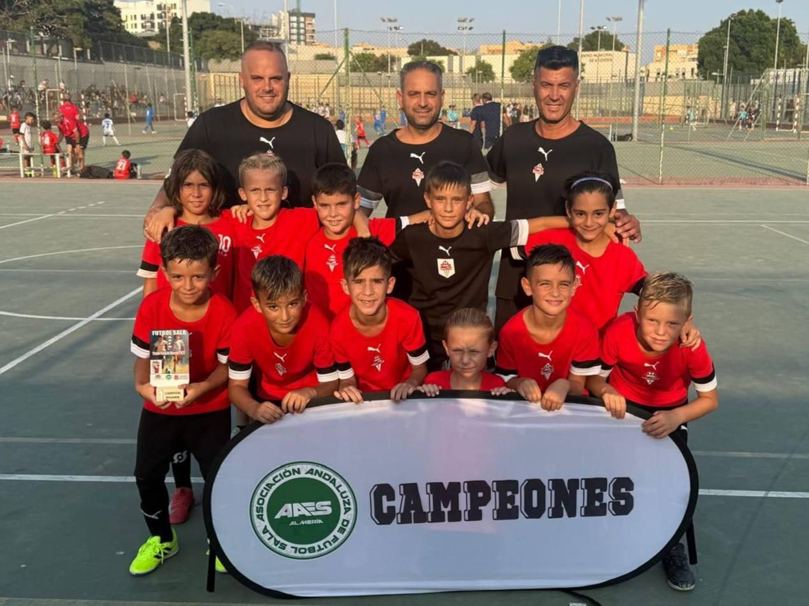 Foto de equipo de La Cañada Atlético después de proclamarse campeón en la categoría benjamín.