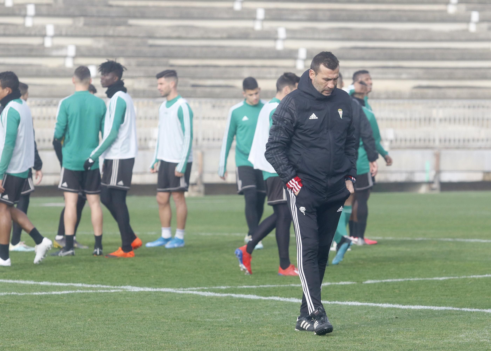 Raúl Agné se aleja del grupo durante un entrenamiento en la Ciudad Deportiva.