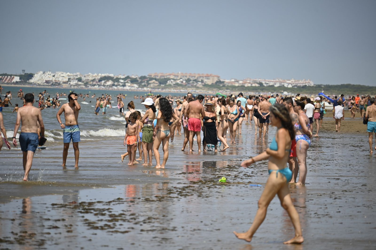 Ambiente en la playas de Huelva este sábado 22 de julio, en imágenes