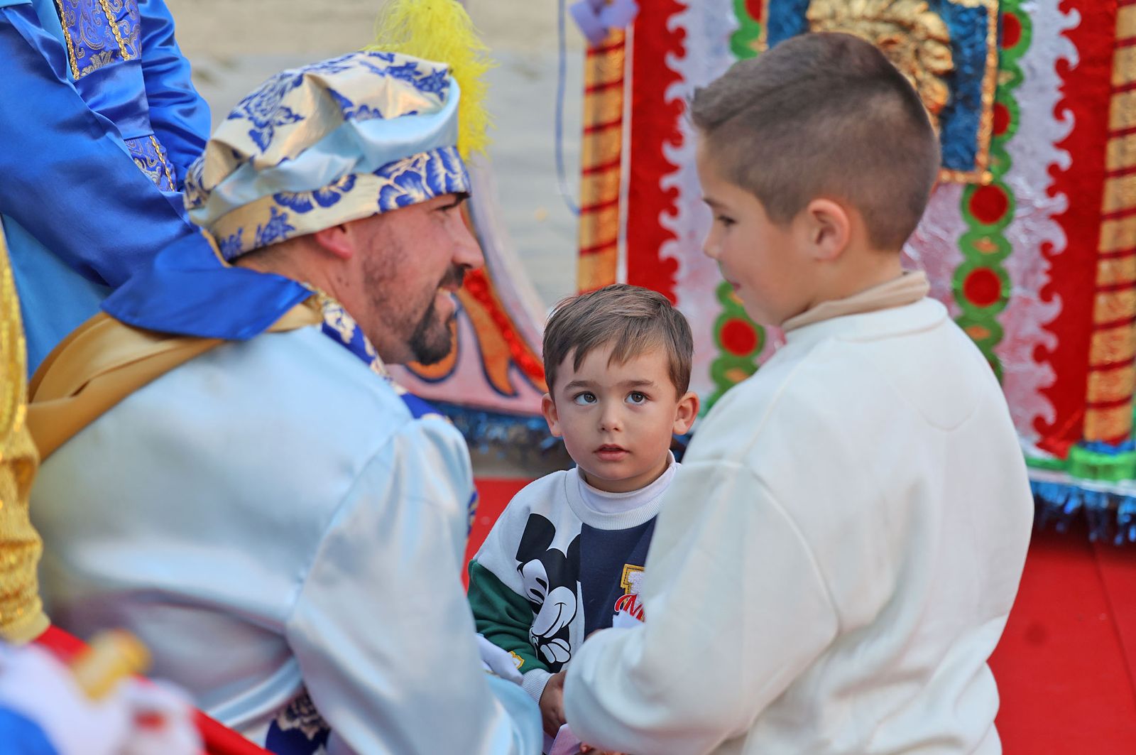 Imágenes del paje Real de SSMM los Reyes Magos recogiendo las cartas de los niños y niñas de Huelva en la plaza Houston