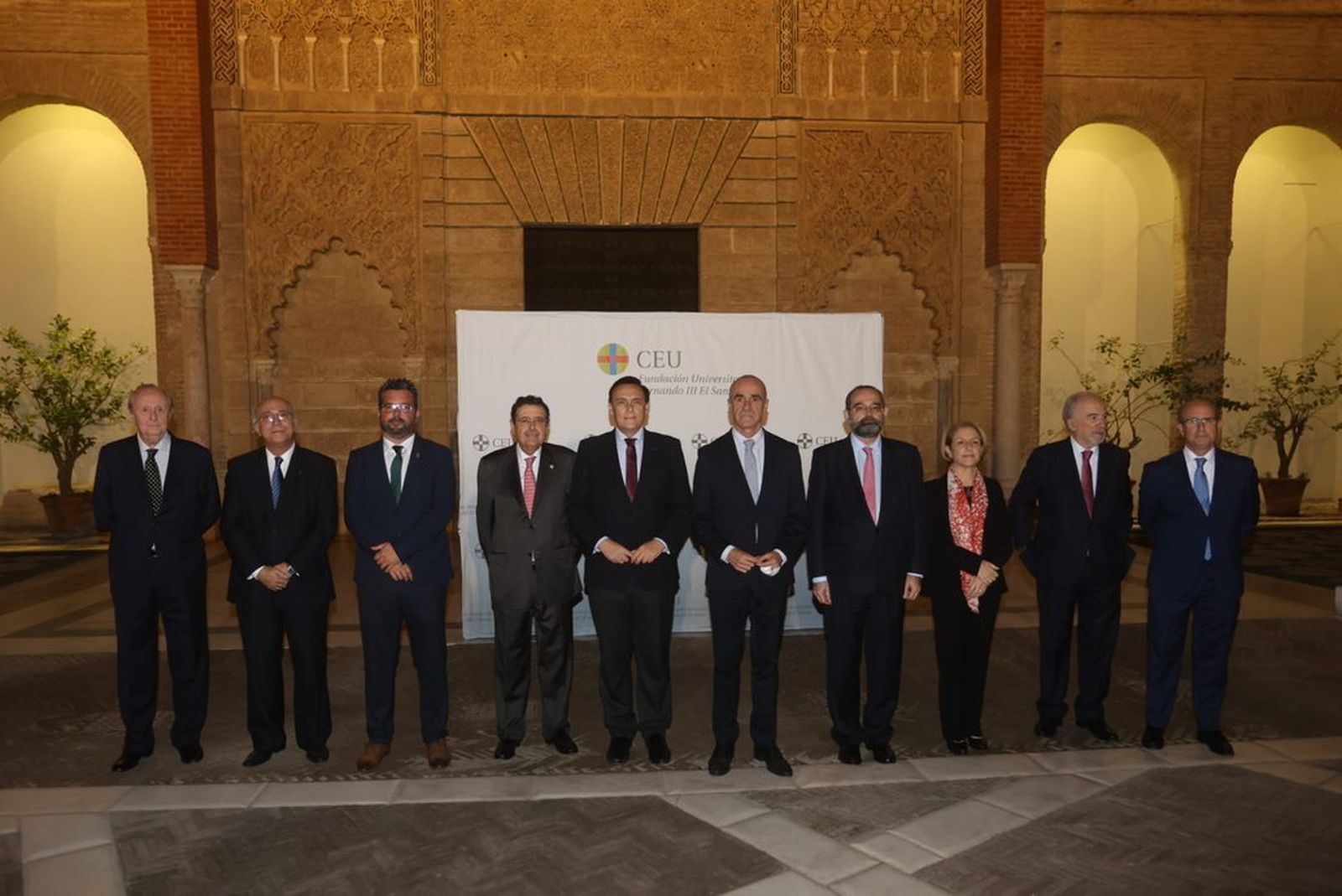 El alcalde Antonio Muñoz junto a los premiados por la Fundación Universitaria CEU Fernando III.