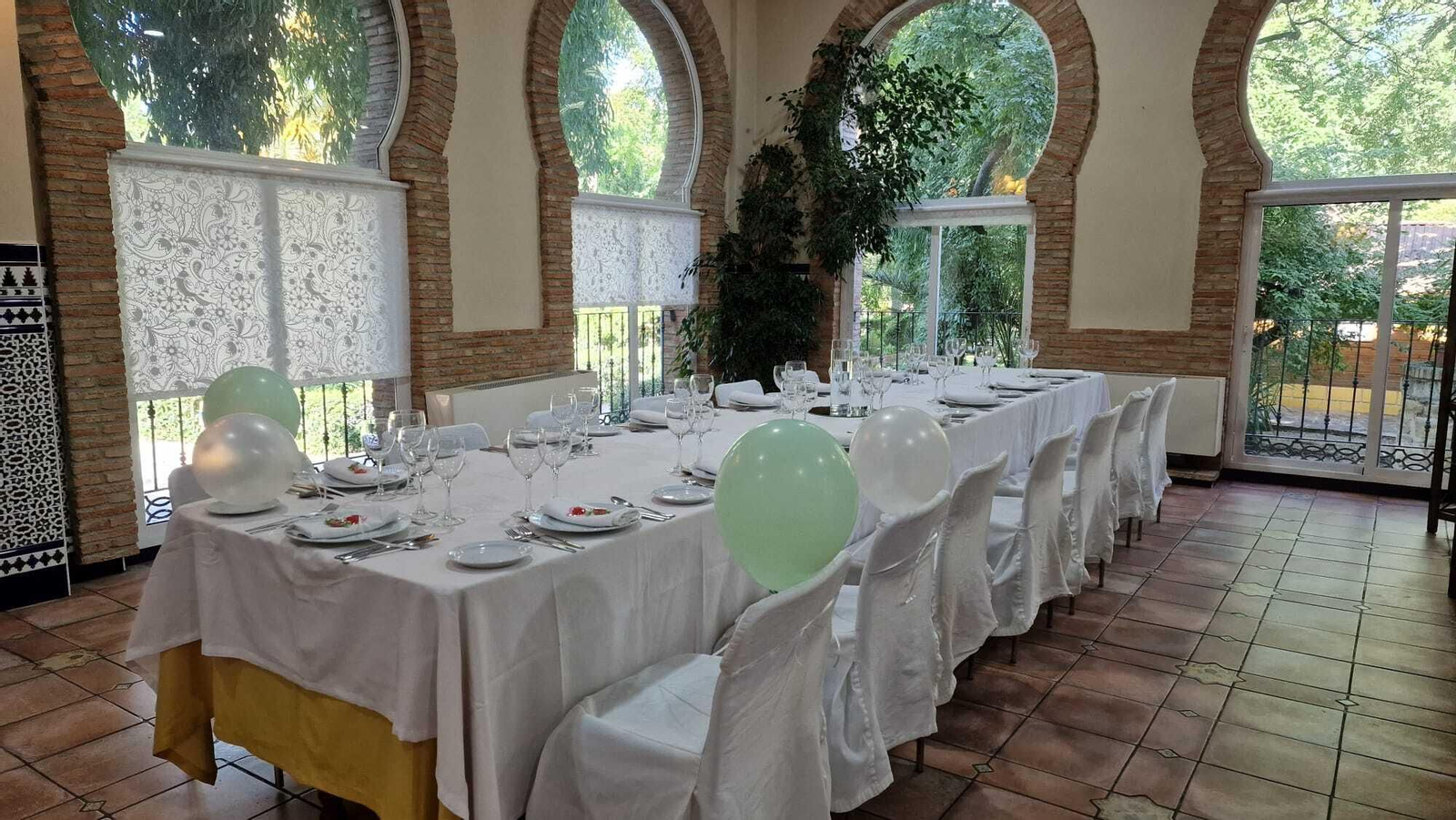 Variedad de alternativas para distintos bolsillos y estilos. Lo mismo puedes comer en restaurante, en un chiringuito...