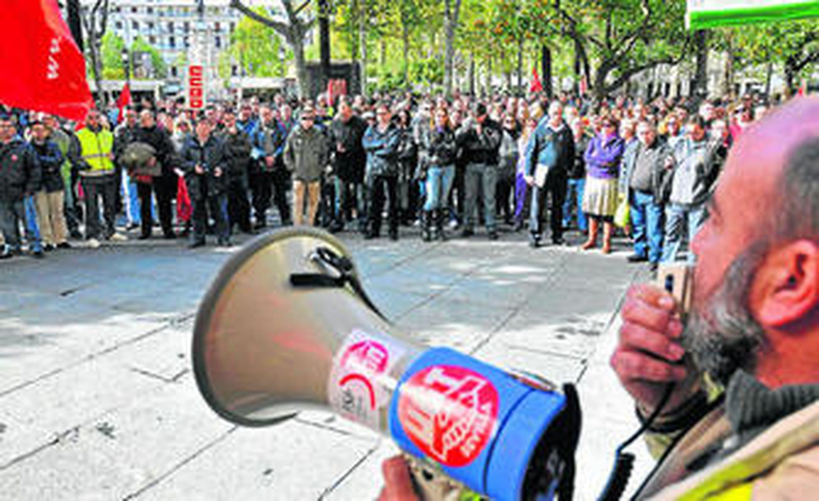 Los trabajadores municipales durante la manifestación en la Plaza Nueva.