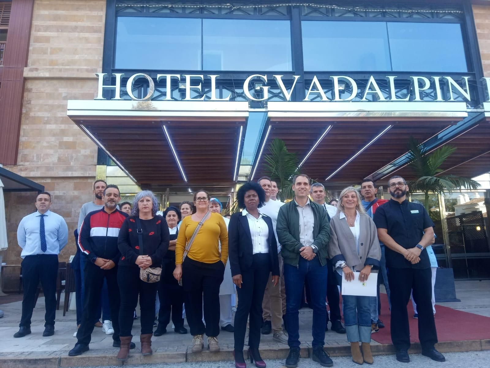 Trabajadores del hotel Guadalpín Banús y representantes de IU tras la reunión mantenida hoy. Trabajadores del hotel Guadalpín Banús y representantes de IU tras la reunión mantenida hoy.