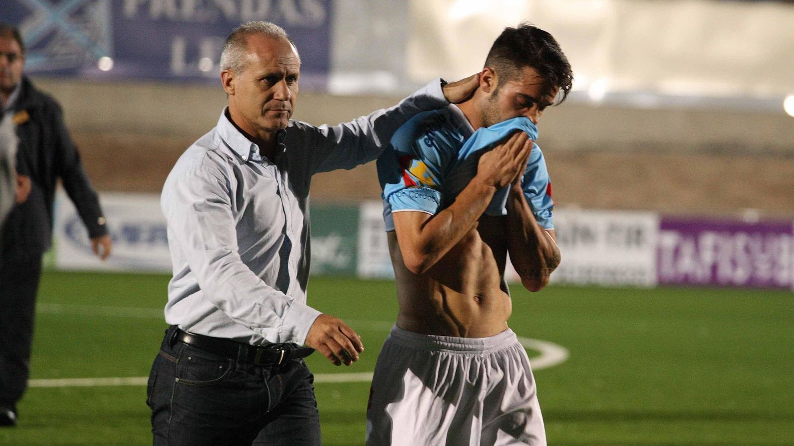 Falete consuela a un jugador tras la derrota ante el Cacereño, la última vez que la Copa llegó a Lucena.