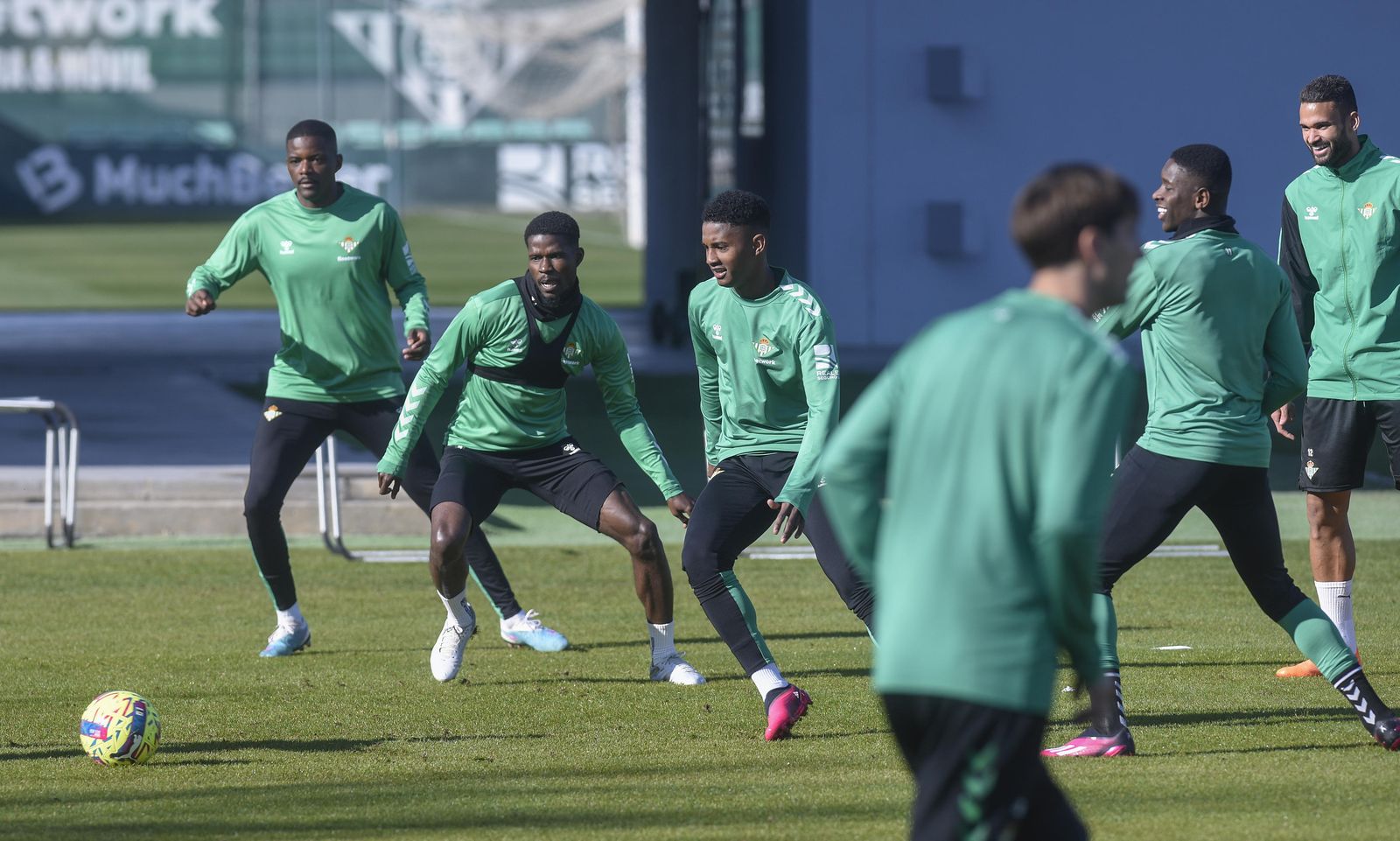 Paul presiona a Abner durante un entrenamiento del Betis.