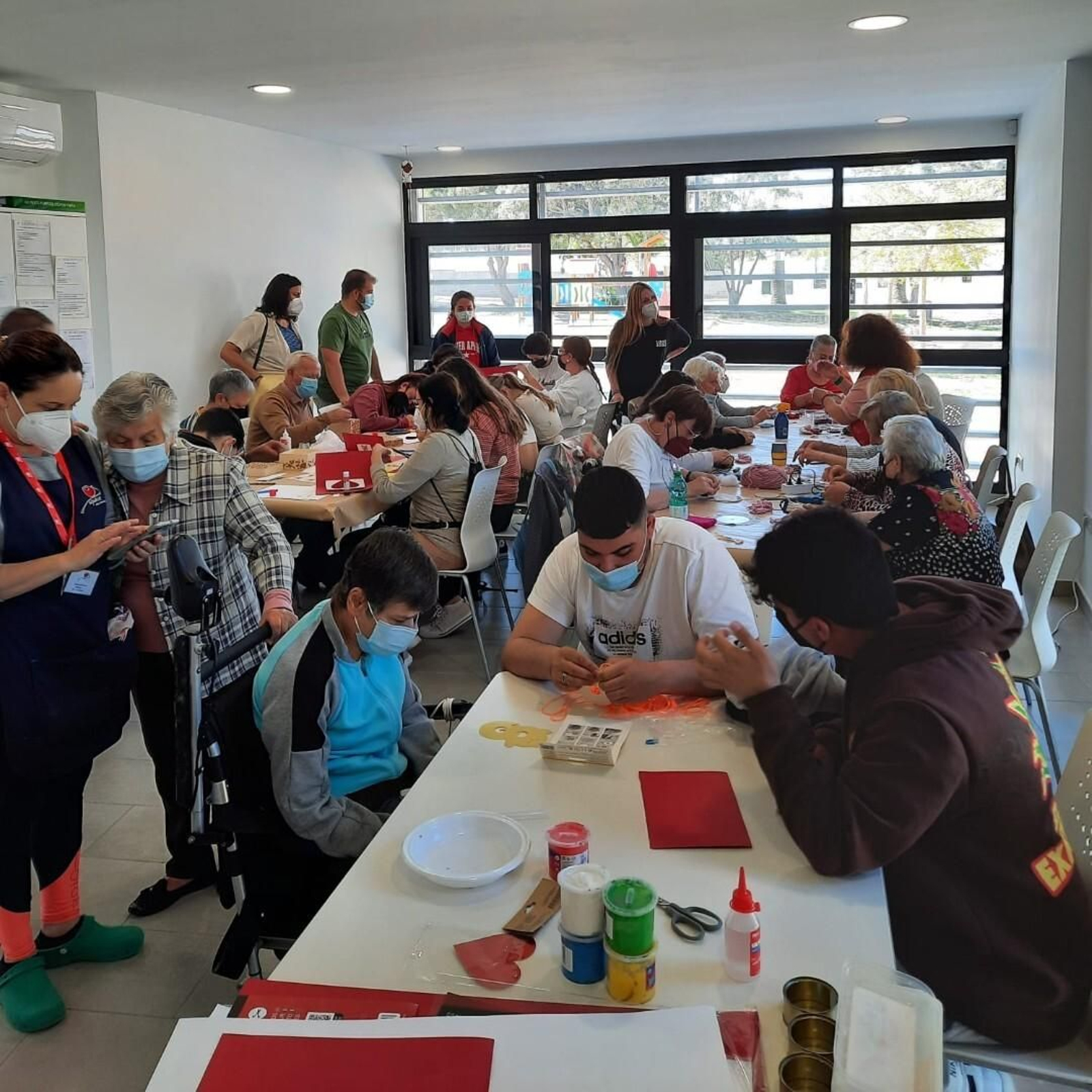 Programa para mayores de Cruz Roja en el centro cívico de La Ardila.