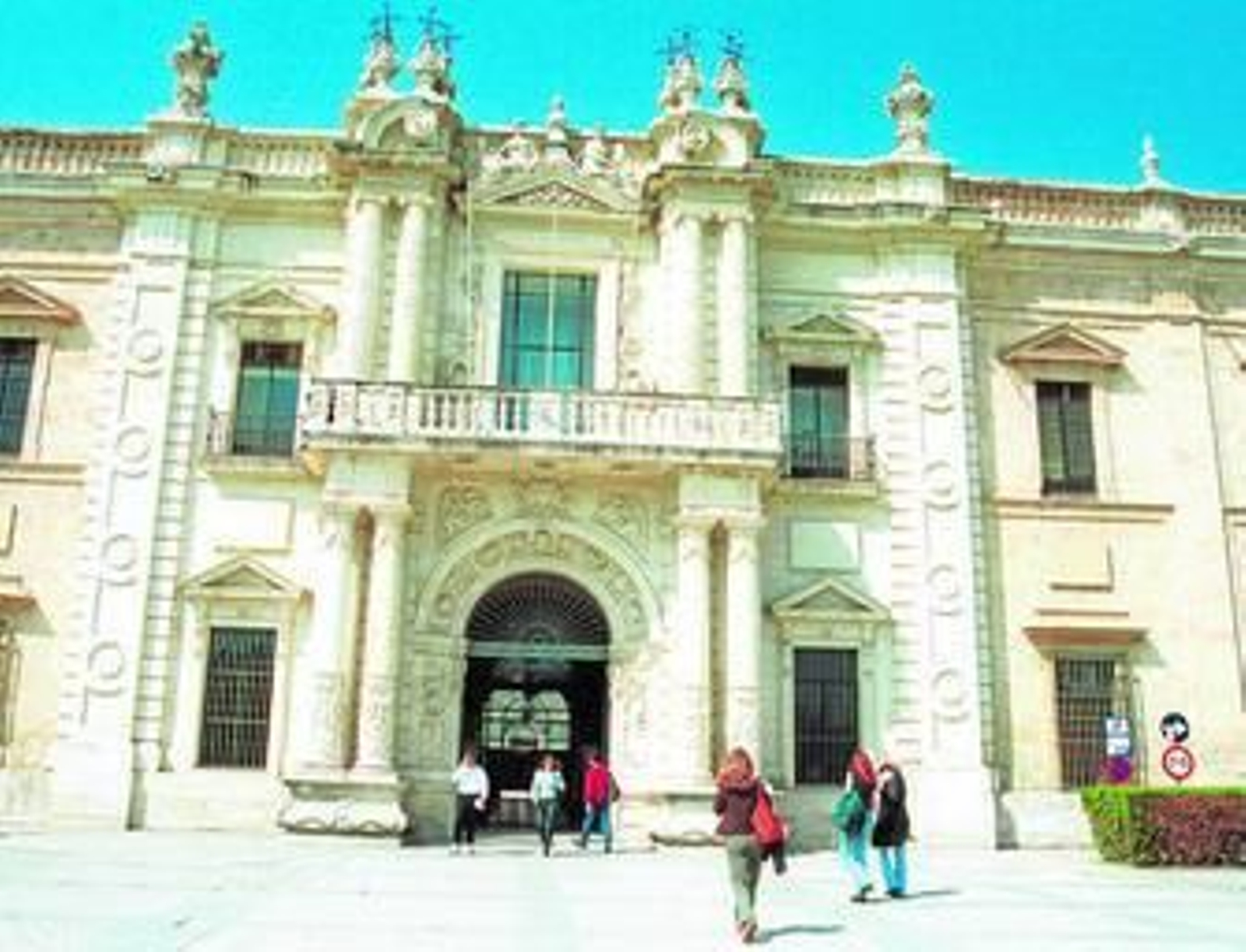 Entrada a la Universidad por el Rectorado.