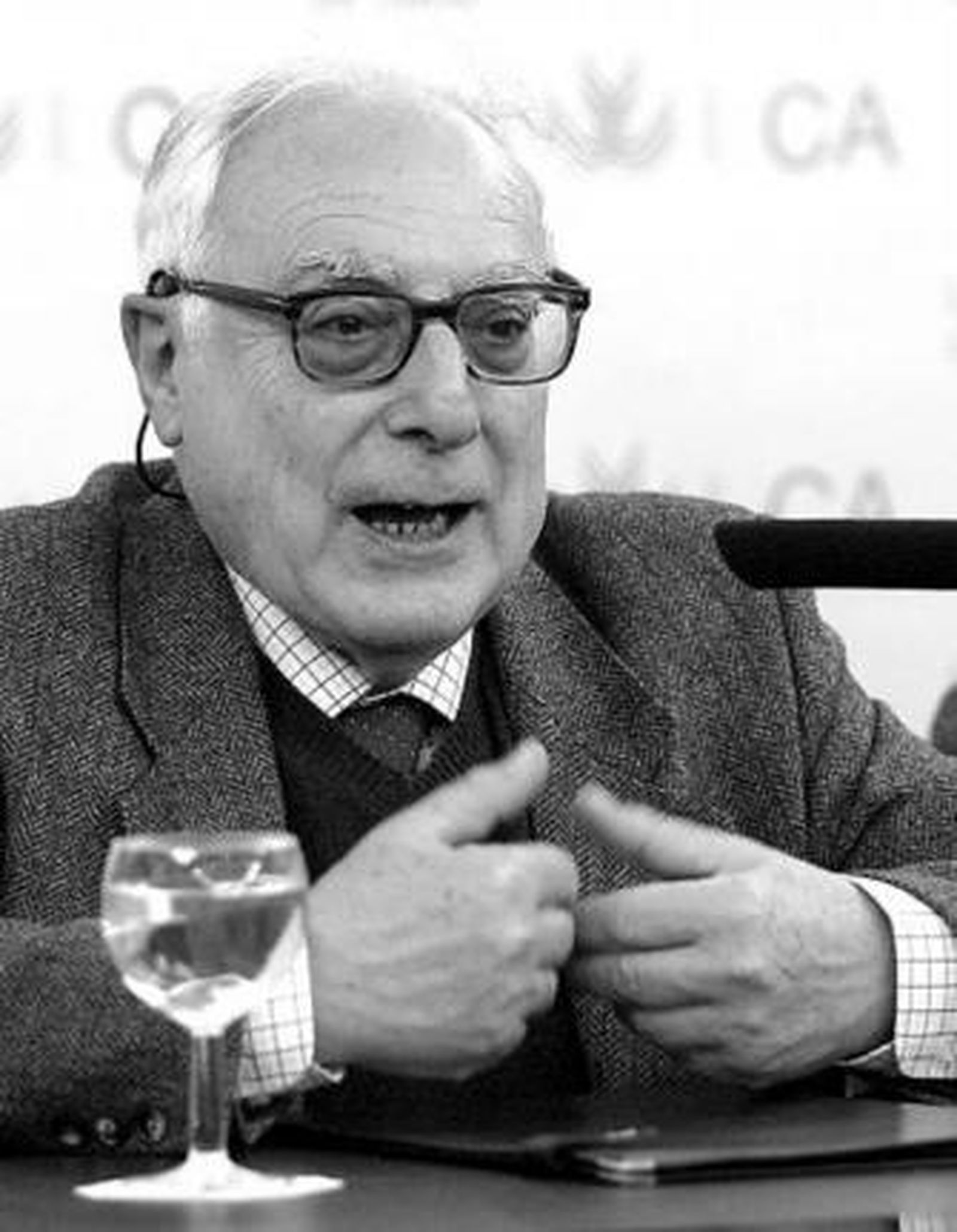 El escritor Aquilino Duque, en el Rectorado de la UCA.