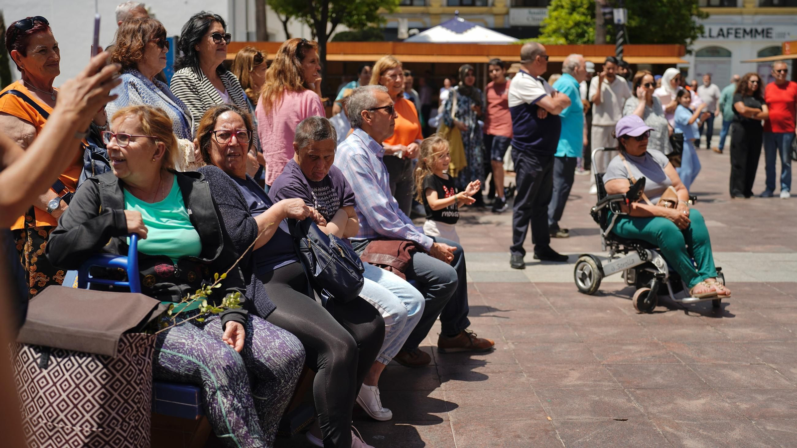 Muchas personas se reunen en la Plaza Alta, bailando y comiendo paella junto a la Feria de los Parques Naturales de Cádiz