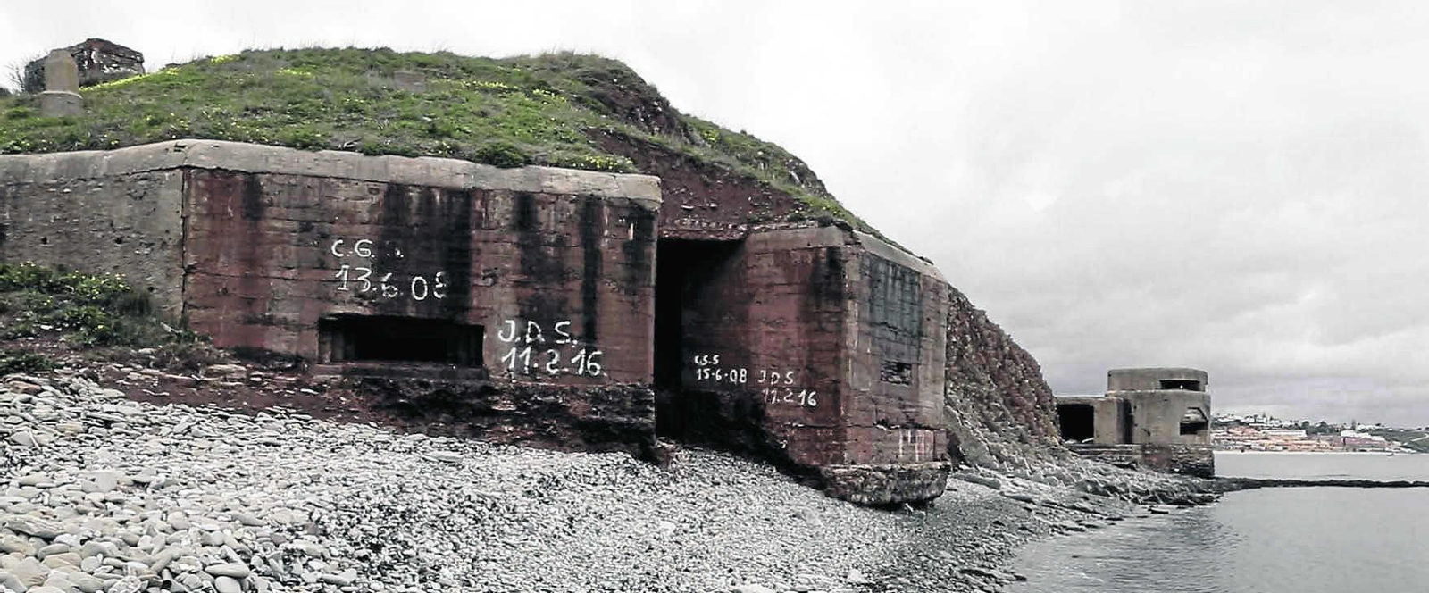 1. Búnkers en la algecireña playa de Getares. 2. La 'suite de los espías' del Hotel Reina Cristina de Algeciras, en la actualidad. 3. El Hotel Reina Cristina, en los años 40. 4. El autor del libro, recorriendo uno de los túneles del hotel usados por los agentes y saboteadores nazis e italianos en la Segunda Guerra Mundial.