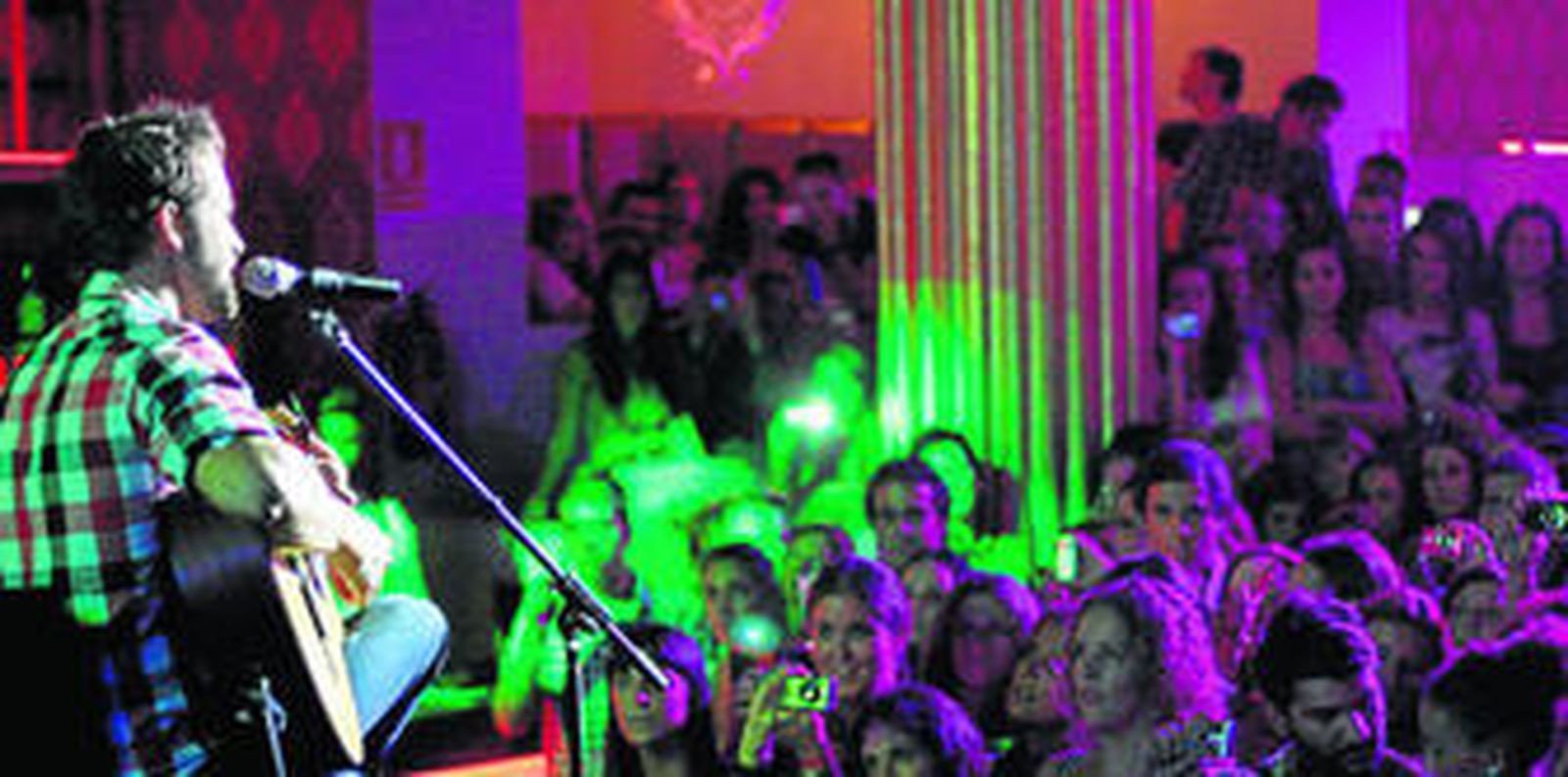 Imagen de Pablo Alborán durante la actuación anoche en la sala Cathedral.