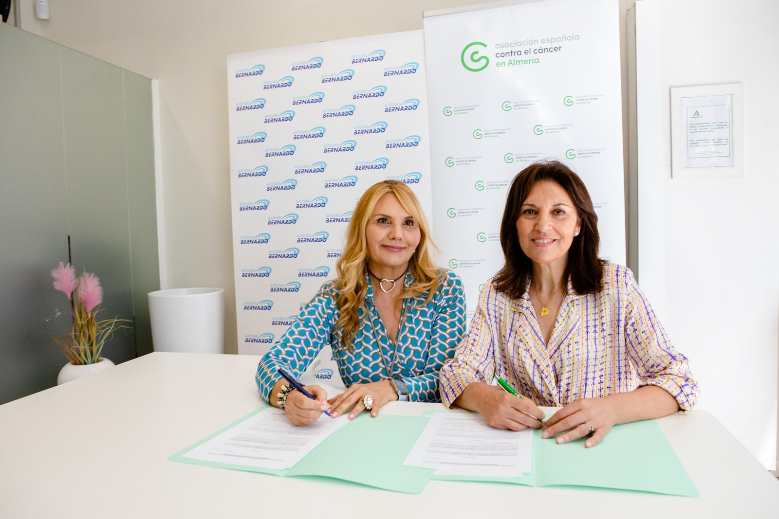Lola Hernández y Magdalena Cantero firman el convenio.