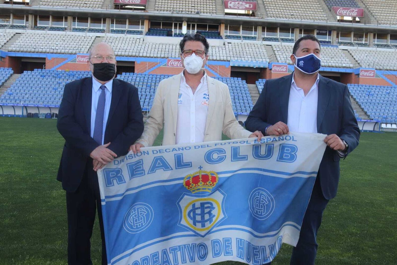 Cabrera, escoltado por Sotomayor (presidente) y Alejo (director deportivo).