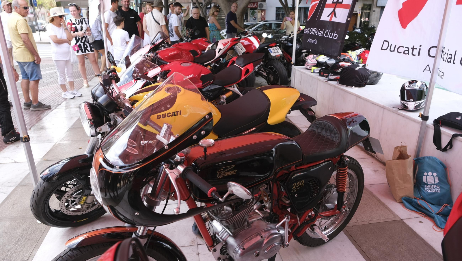 Exposición de motos antiguas y Ducatis en la Feria de Almería 2025, en imágenes