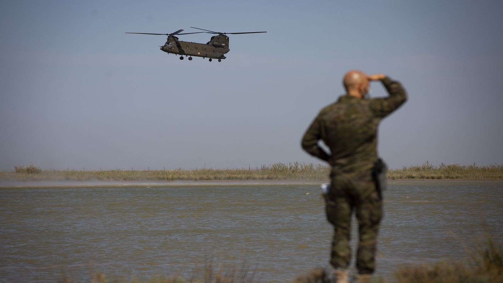 El helicóptero Chinook, en pleno vuelo sobre el río.