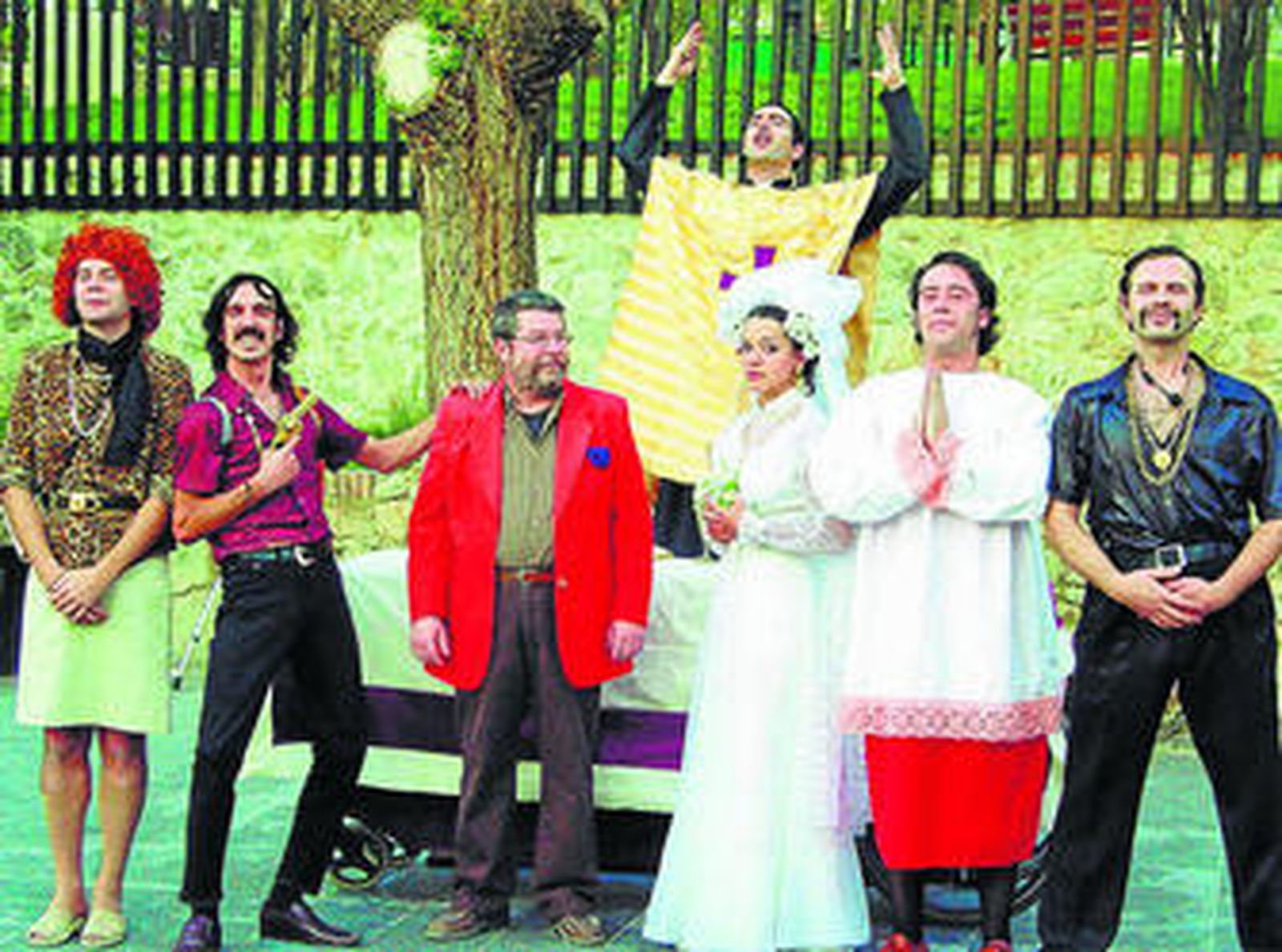 Intergrantes de Animasur, durante una actuación.