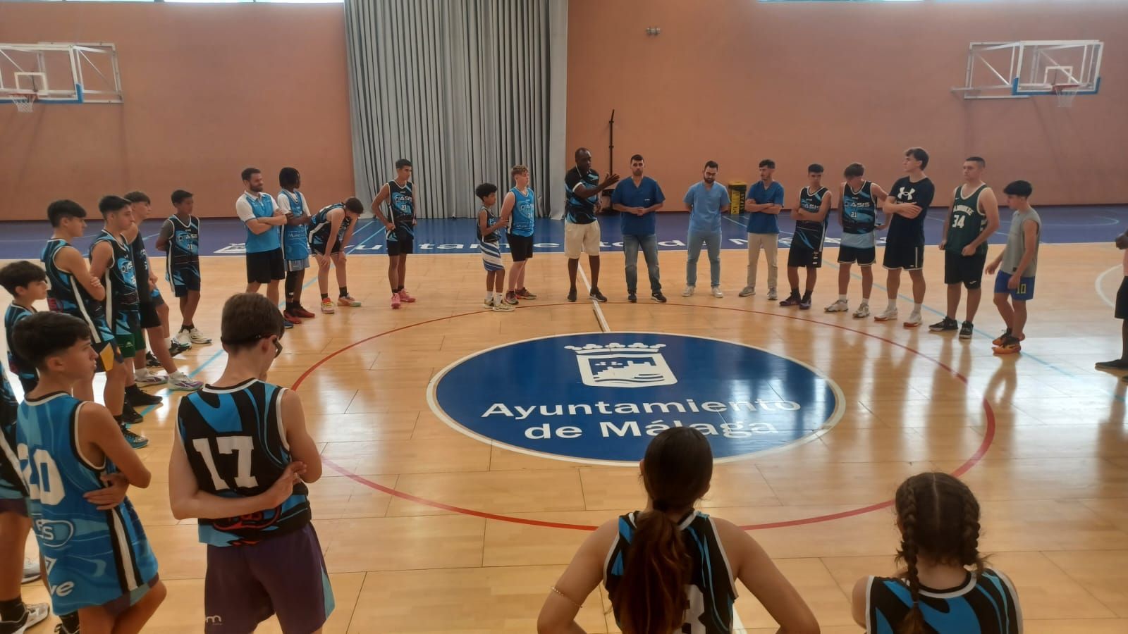 Anicet Lavodrama y Carlos Bernabé enseñan en el campus de tecnificación Asis Sport