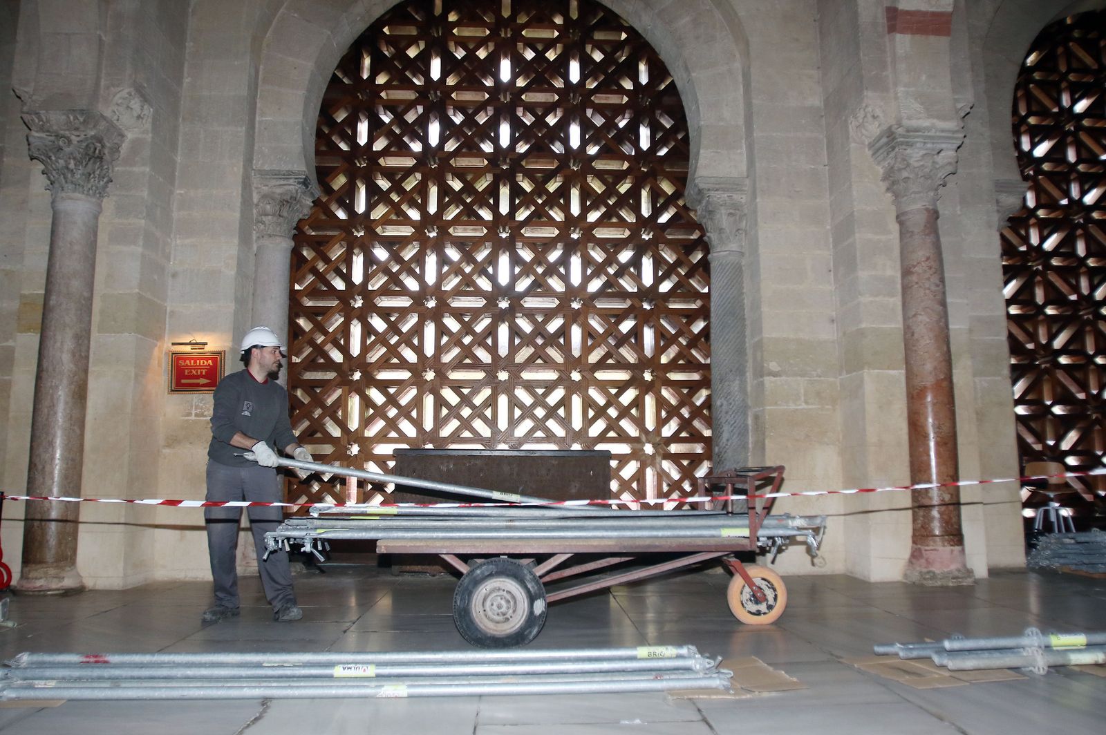 Trabajos de retirada de la celosía de la segunda puerta de la Mezquita-Catedral.